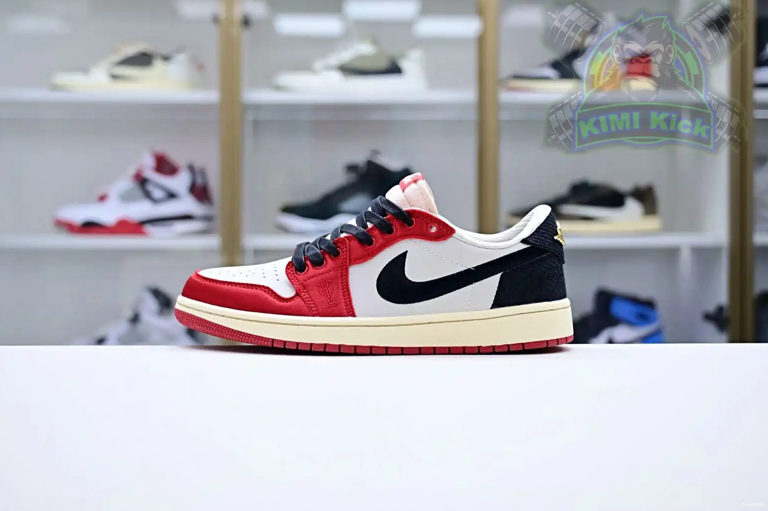 Trophy Kimikick Air “Away” 1 Room x Jordan Jordan Low OG 0506
